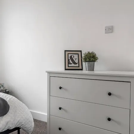 4-bed 3-bath Near Uea Ringland