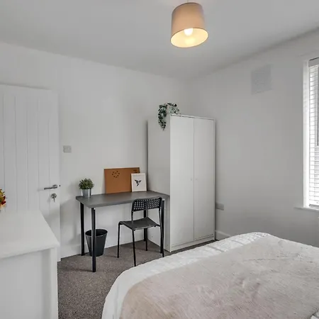 4-bed 3-bath Near Uea * Ringland