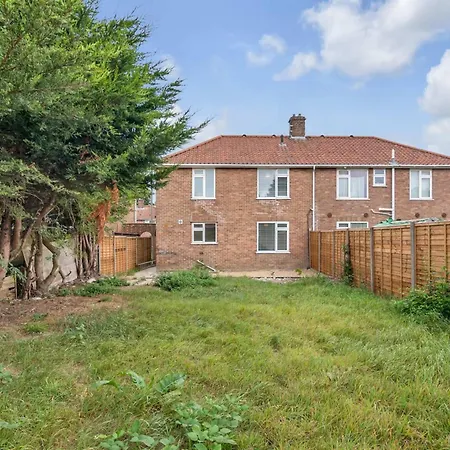 4-bed 3-bath Near Uea Holiday home