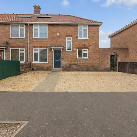 Holiday home 4-bed 3-bath Near Uea Ringland