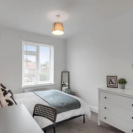 4-bed 3-bath Near Uea Ringland
