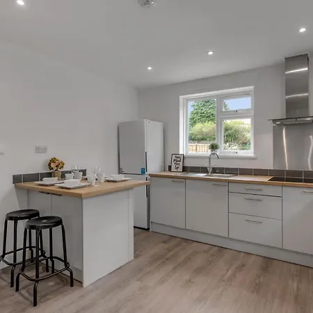 4-bed 3-bath Near Uea *
