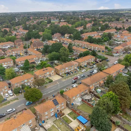 4-bed 3-bath Near Uea Ringland