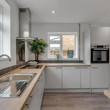 4-bed 3-bath Near Uea *