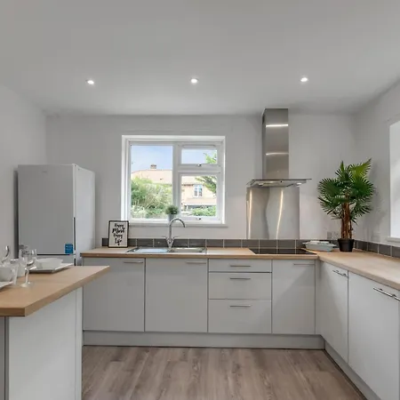 4-bed 3-bath Near Uea Ringland