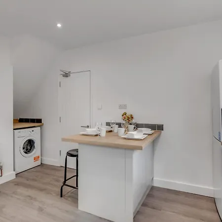 4-bed 3-bath Near Uea Ringland