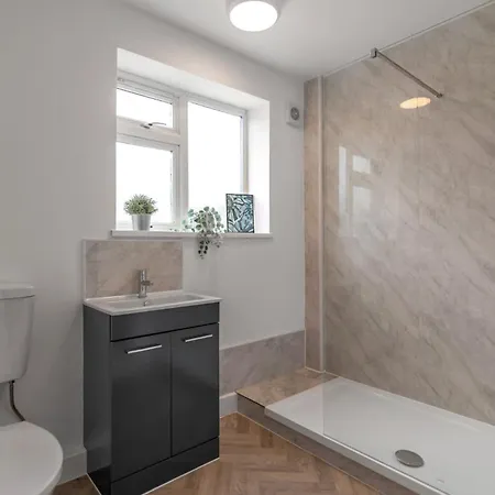 4-bed 3-bath Near Uea * Ringland